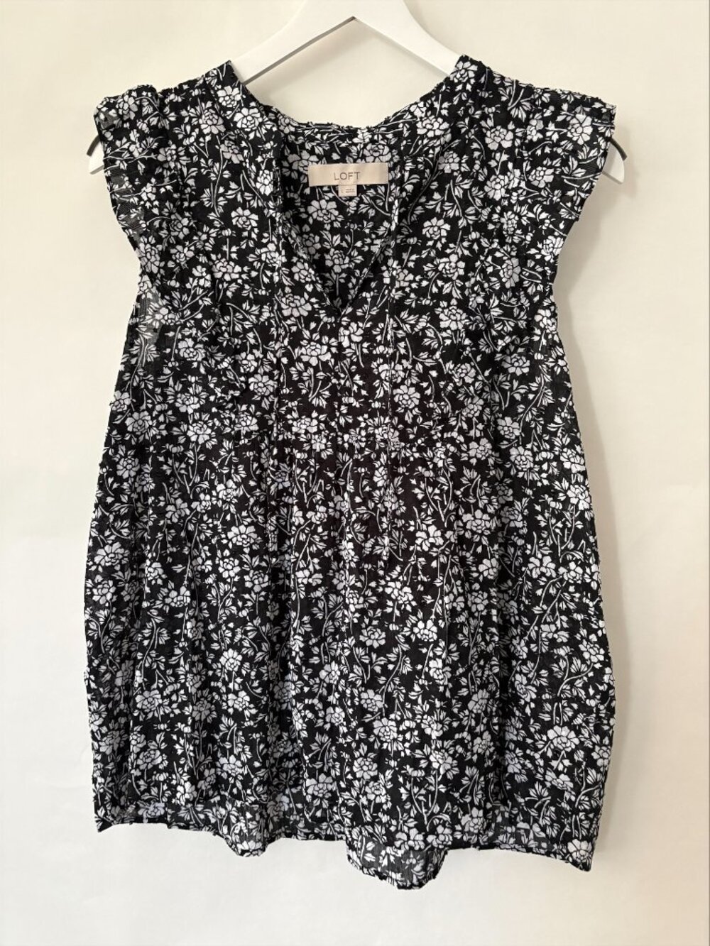 LOFT Black and White Floral Ruffle Neckline Sleeveless Top Size Large